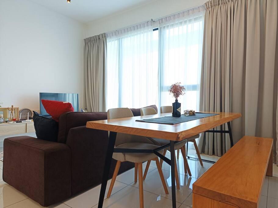 High Floor Cozy Southkey Mosaic Netflix 4pax Apartment
